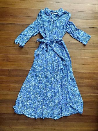 Fliessendes geblumtes Sommerkleid