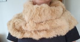 Joli cache cou en fausse fourrure beige