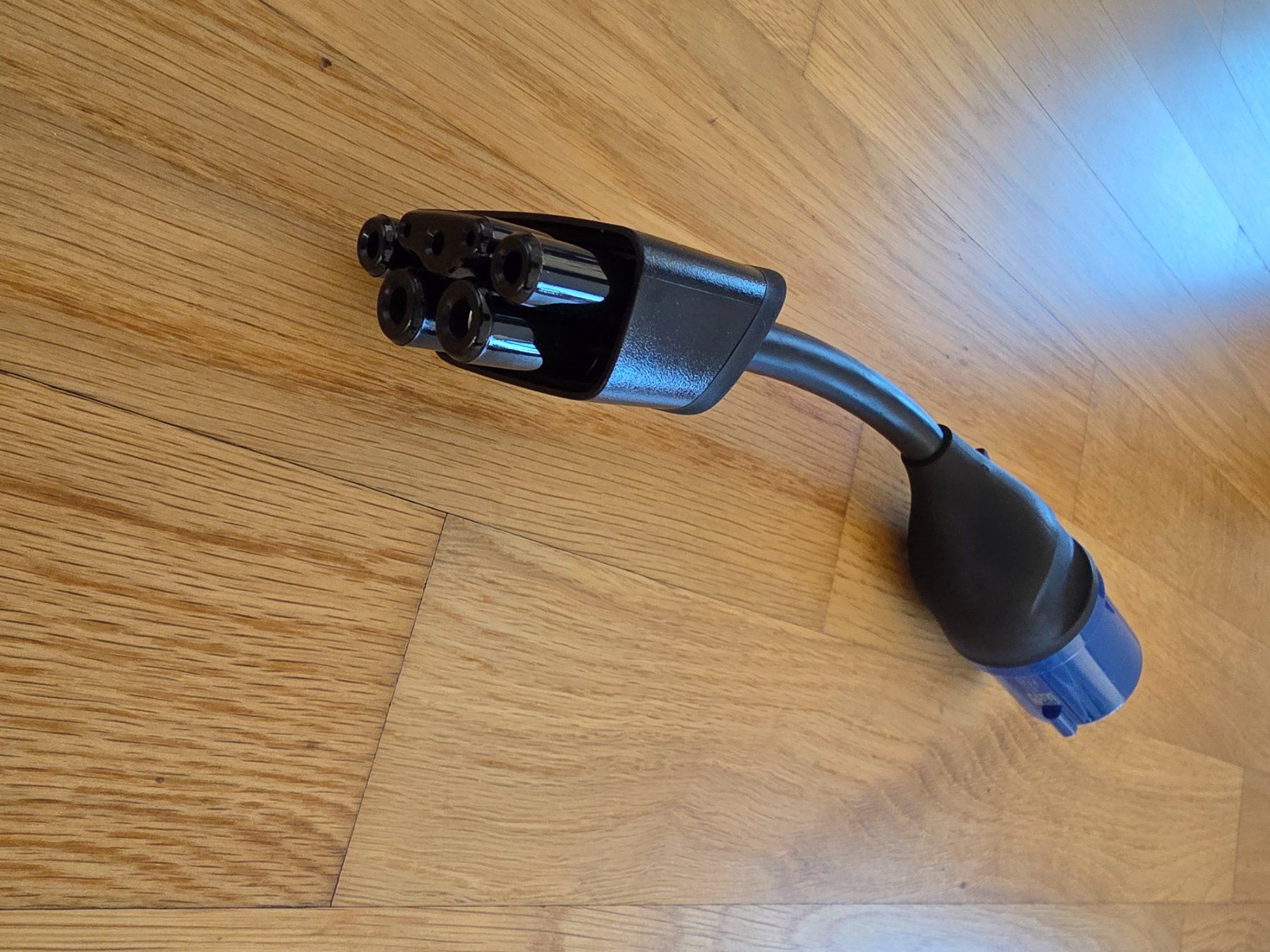 Unità & Adattatore: Tesla CEE16 blauer Adapter – Usato da Zürich venduto da Gleichstrom 1