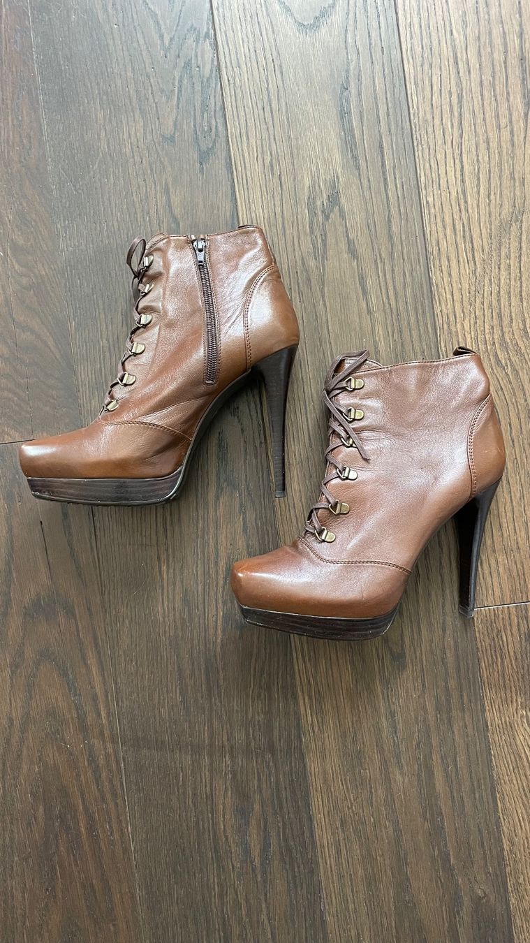 Stuart Weitzman Scarpe da donna: Stuart Weitzmann Stiefeletten Grösse 39,5 – Usato da Zollikon venduto da rundbsurf