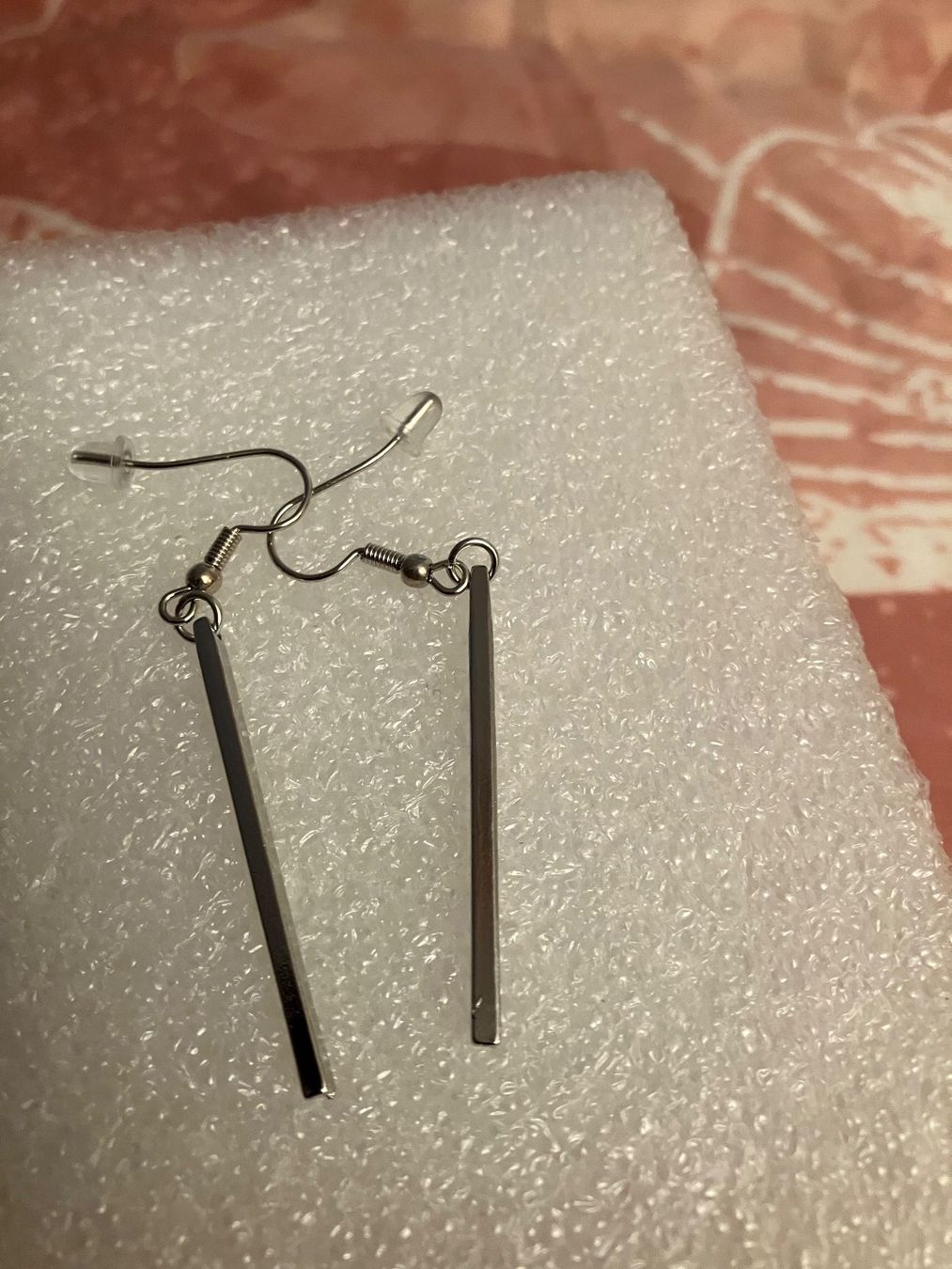 Ohrringe & -stecker: modeschmuck, silberfarbene Stab Ohrhänger, Länge Stift 4cm – Gebraucht aus Affoltern am Albis von Dlotti