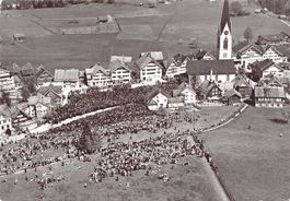 Flugaufnahme der Landsgemeinde in Hundwil, gelaufen 1967
