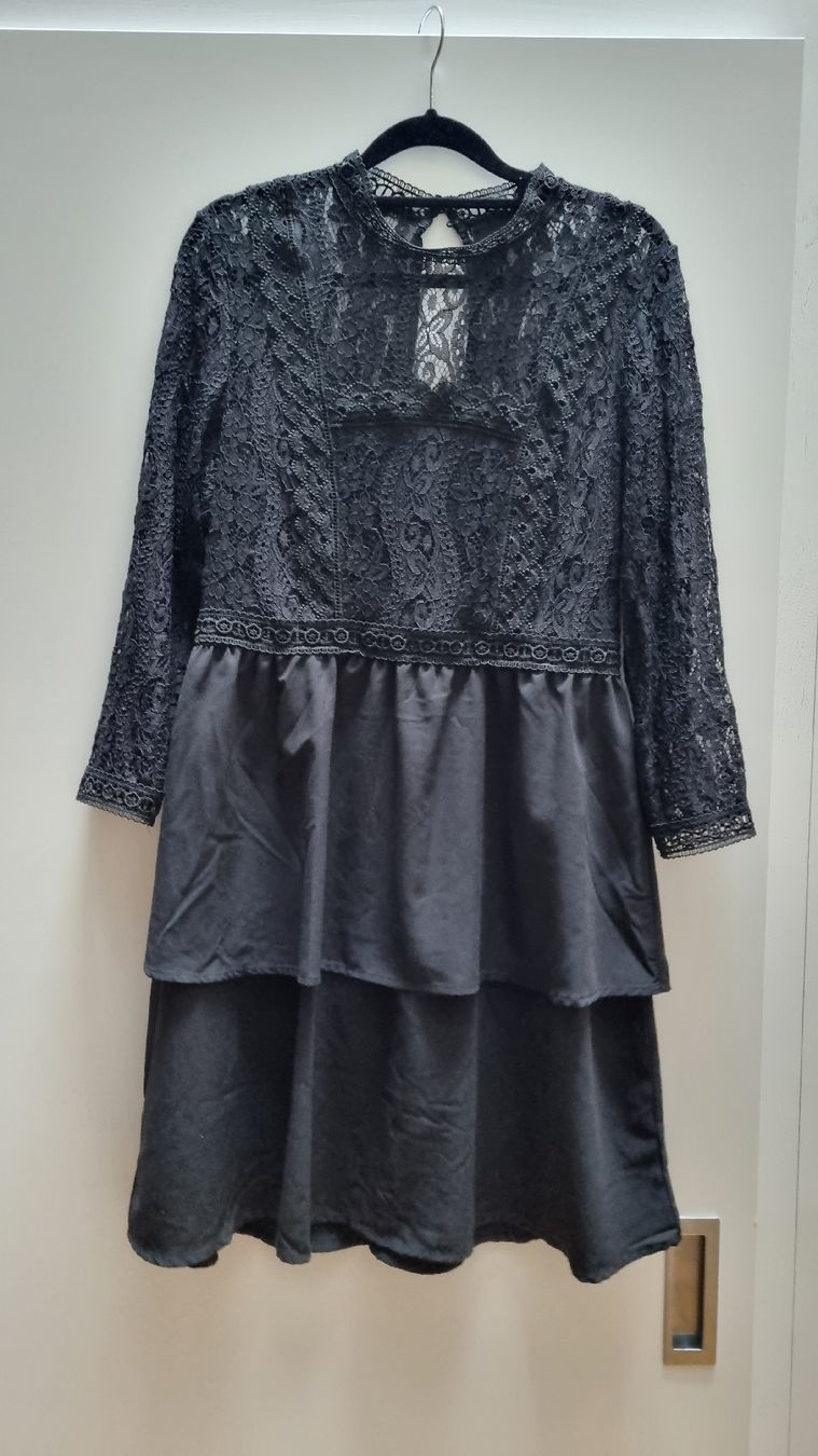 Only Robes: Kleid ONLY Studio Spitze Grösse 36 neuwertig – Neuf (Voir description) à Rorschach par Hati.Og 1