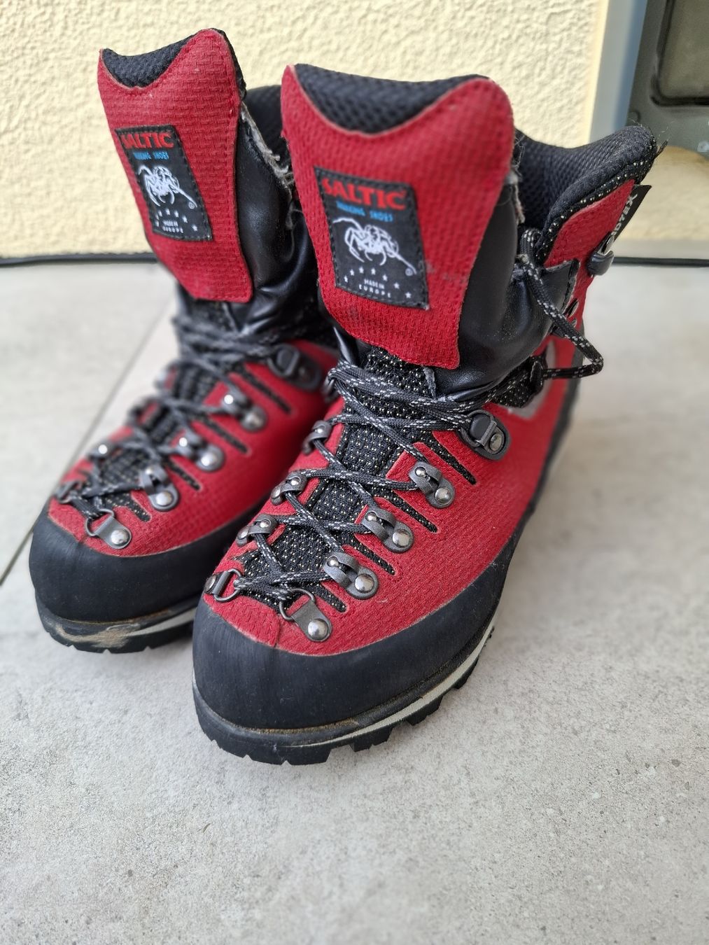 Scarpe da uomo: Rote SALTIC Bergstiefel Wanderschuhe Grösse 37.5  – Usato da Dörflingen venduto da Sander