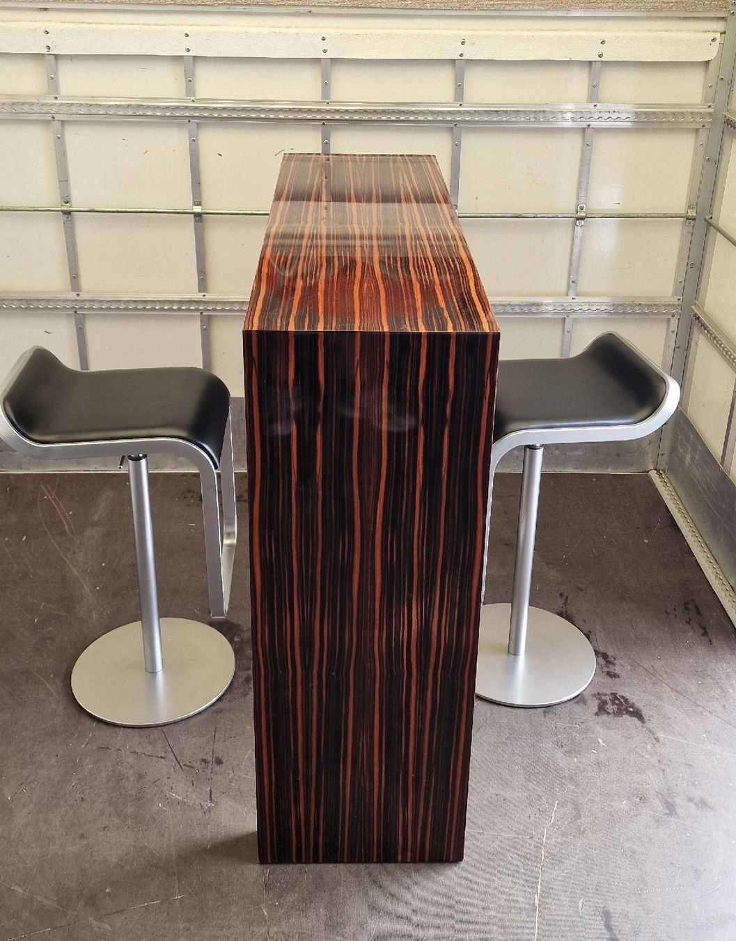 Allestimento di negozi e stand fieristici: Massiver Bartisch mit 2 Barhockern  Lapalma Design – Usato da Pfäffikon SZ venduto da Brocki-21 1