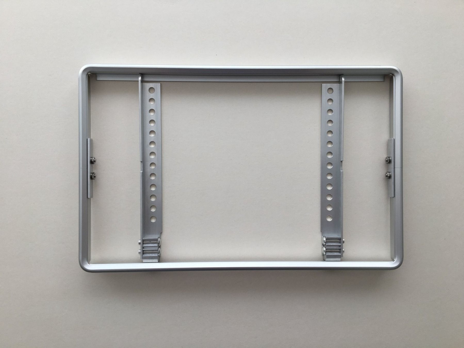 Supporti a parete: NUMMERNSCHILDHALTER 31x20 (ALTES FORMAT) – Nuovo e nell'imballaggio originale da Chur venduto da Bart88