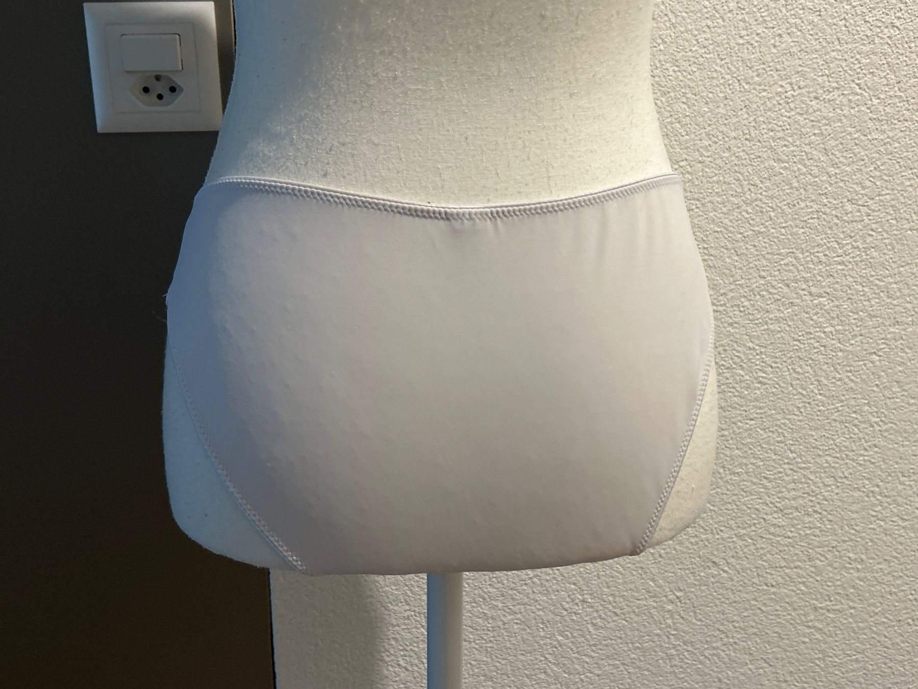 Autres dessous: Damen Slip weiss mit Spitzen – D'occasion à Brunnen par Nala2929 4