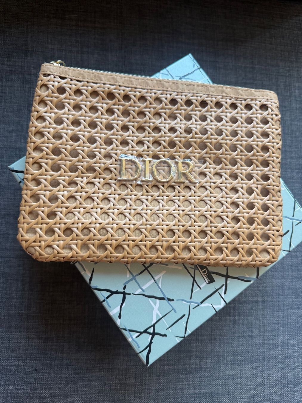 Dior Trousses de maquillage: Dior Solar Raffia Pouch Summer 2026 Limited Edition – Neuf avec emballage d'origine à Luzern par sas_r89l