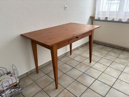 Kleiner Holztisch mit Schublade