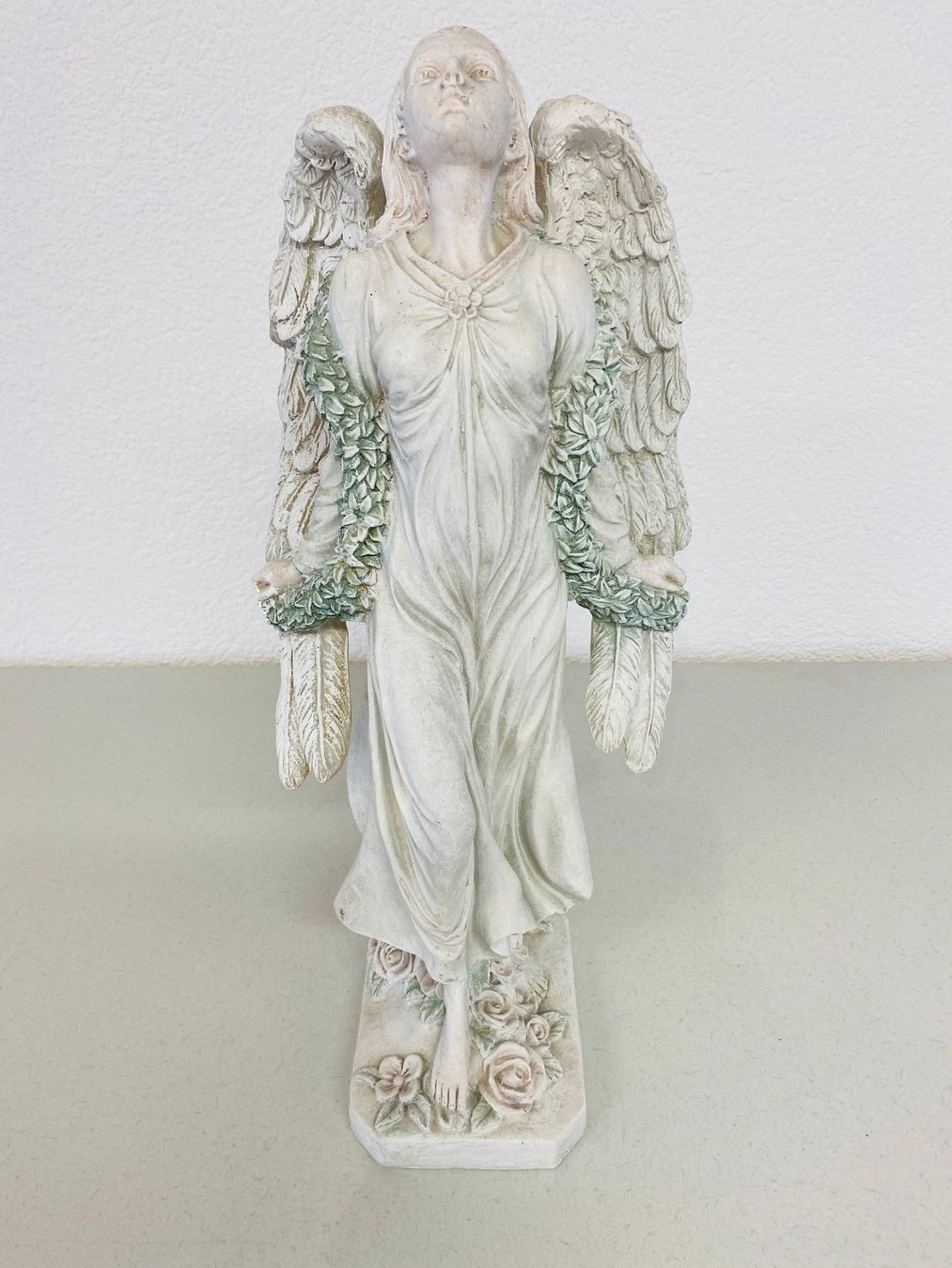 Statuette: schöne Engelsfigur mit Blumen als Deko, Höhe 46cm – Usato da Niederhelfenschwil venduto da Chleeblatt1938 1