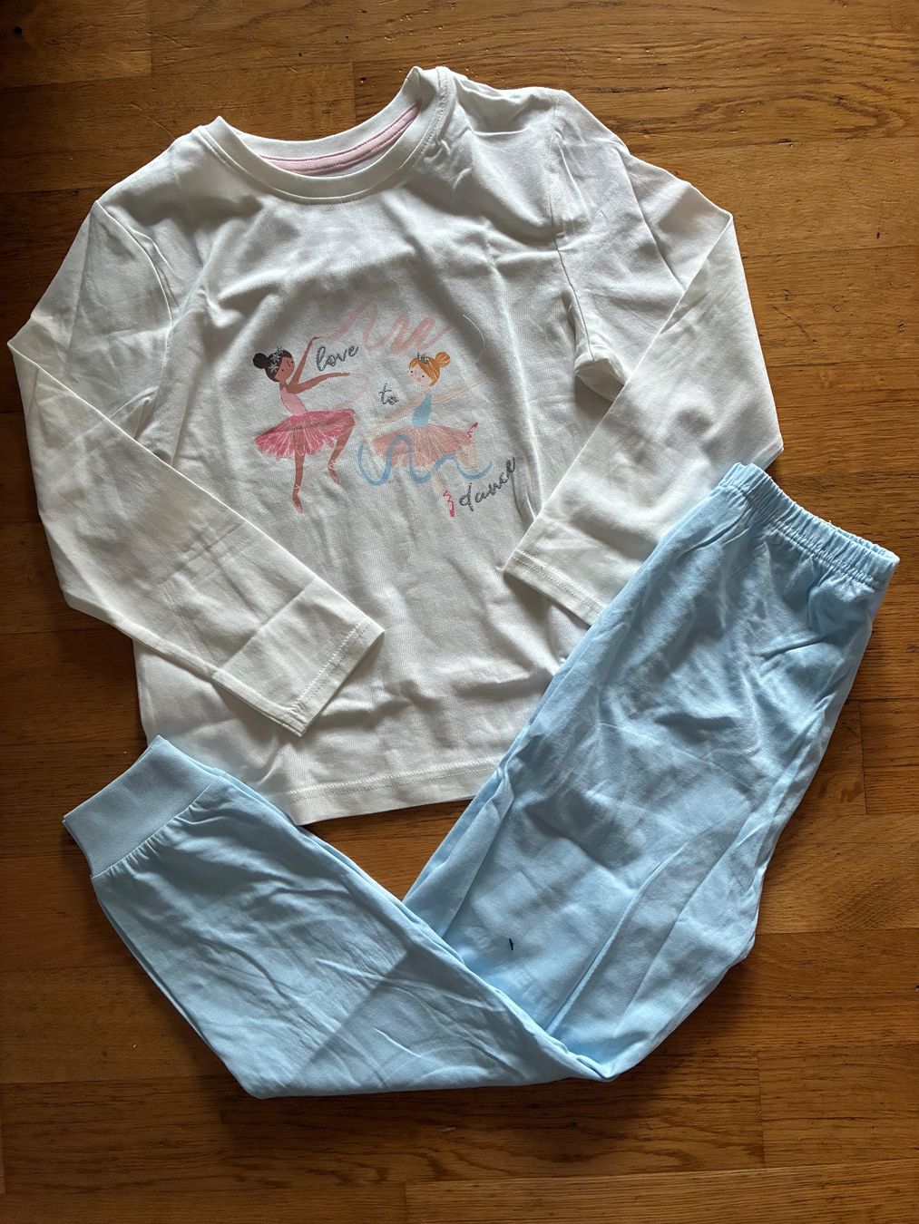 Pyjamas & Ähnliches: Schönes Pyjama Gr. 122 – Neu (gemäss Beschreibung) aus richterswil von lunamarie001