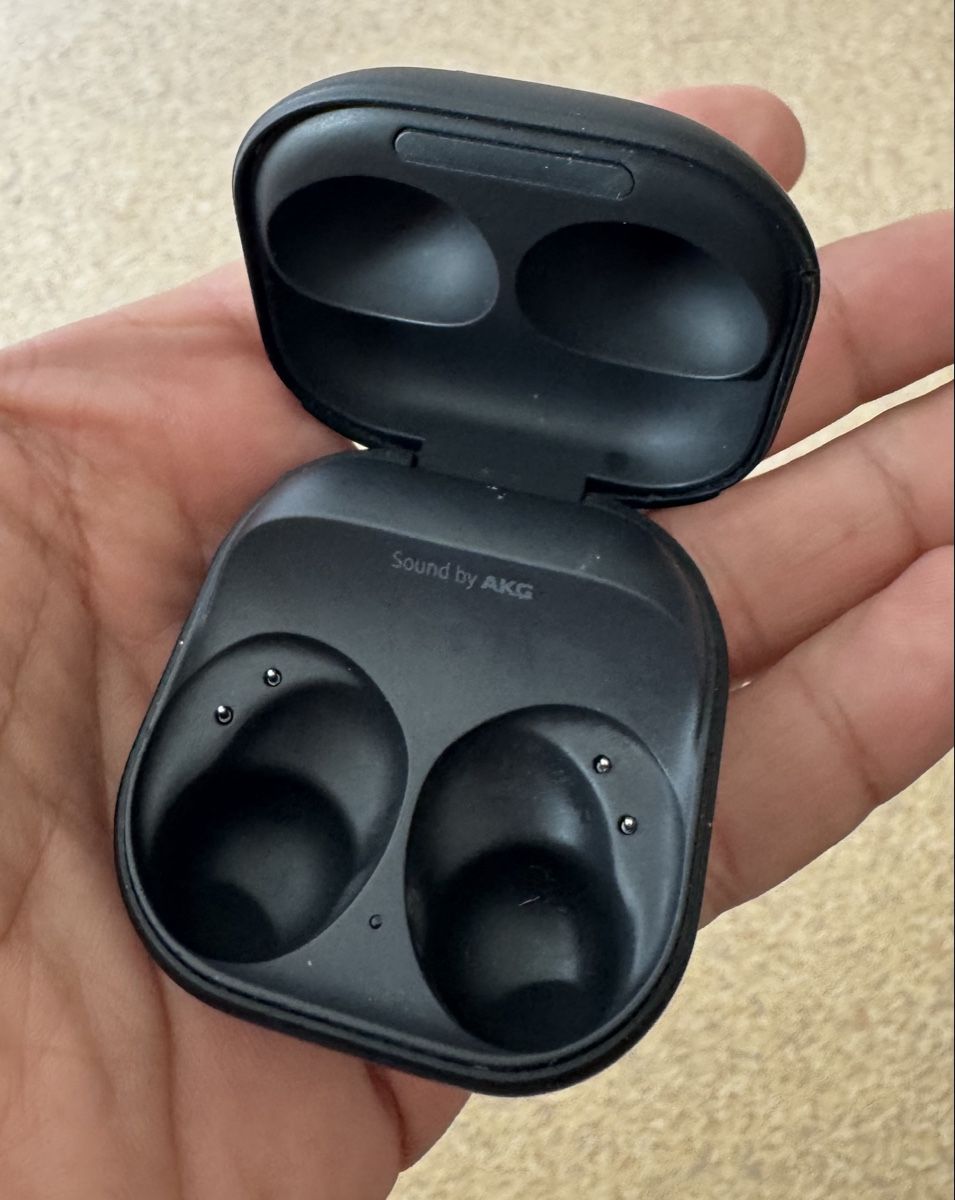 Samsung Cover & Protezioni schermo: Samsung Galaxy Buds Case - Black - Excellent Condition – Usato da Zollikon venduto da dau_9nvc