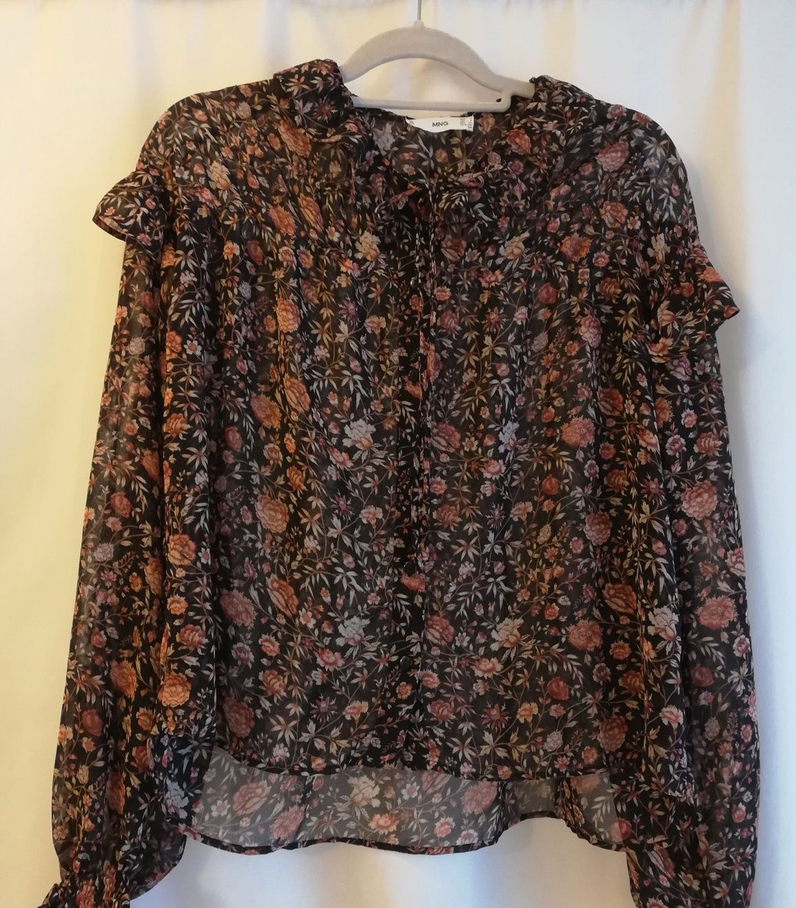 Mango Chemisiers: BLOUSE À FLEURS MANGO – D'occasion à Fribourg par hap_25hw 1