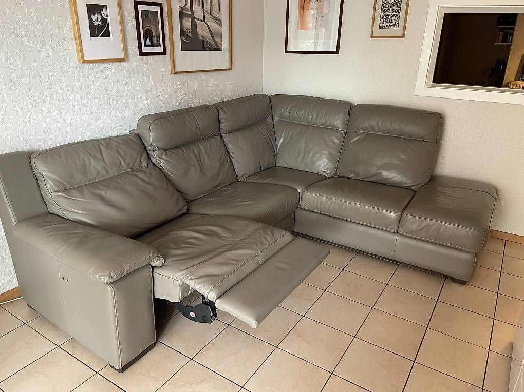 Conforama Divani: Canapé d'angle gris avec relax électrique  Bon état – Usato da Avenches venduto da Bozena6620 2