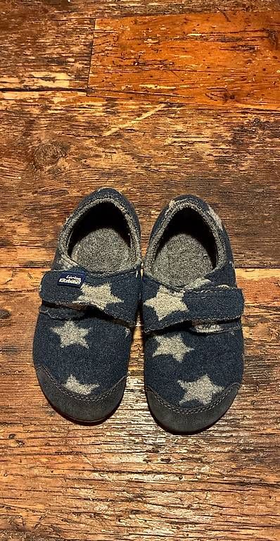 Chaussures garçon: Chausson en feutre en 27  – D'occasion à Les Collons par gehaisse