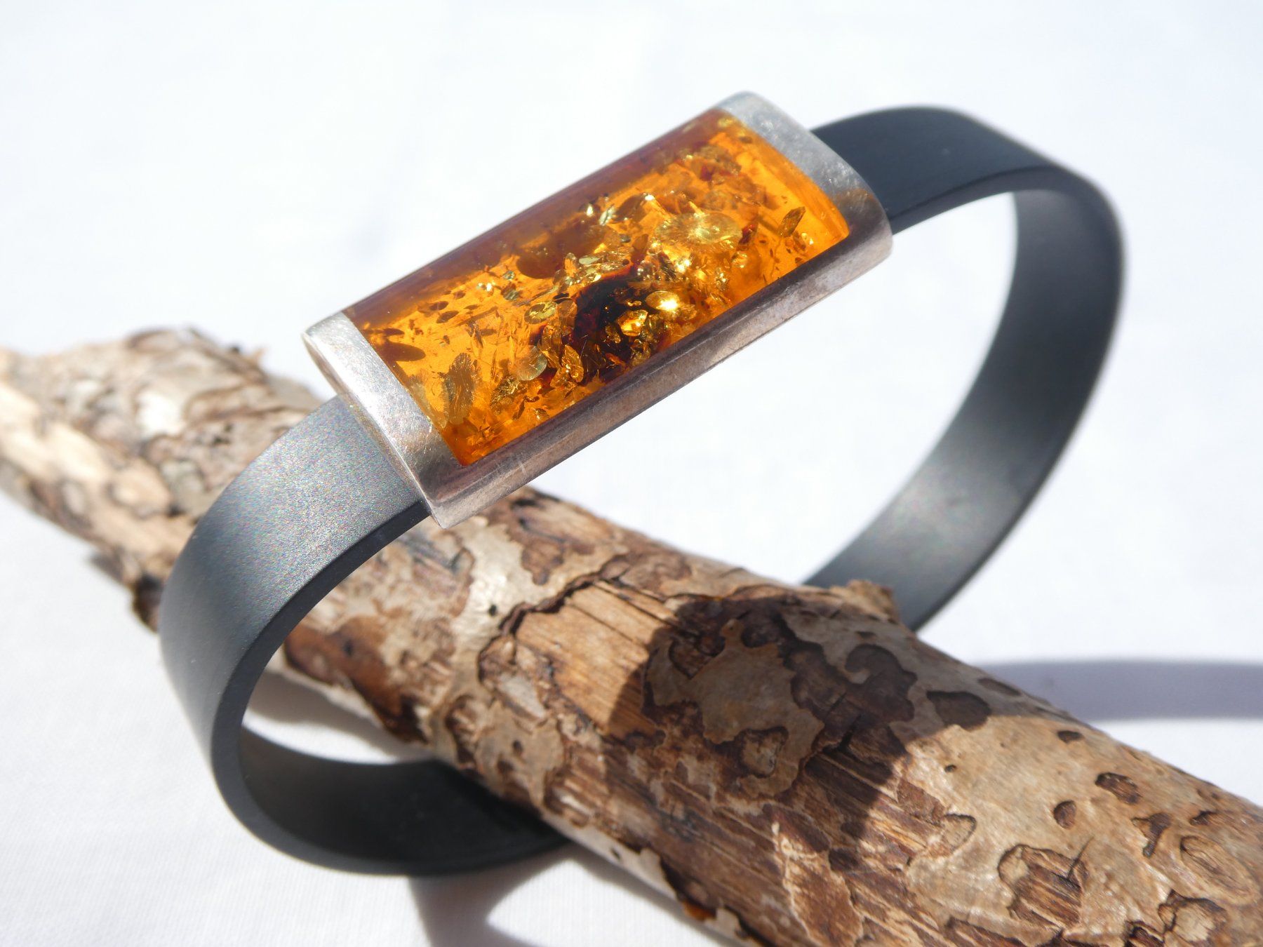 Bracciali & Braccialetti: Armband mit Schmuck‑Element in Bernsteinoptik (Kunstharz) – Usato da Gattikon venduto da kaandooh