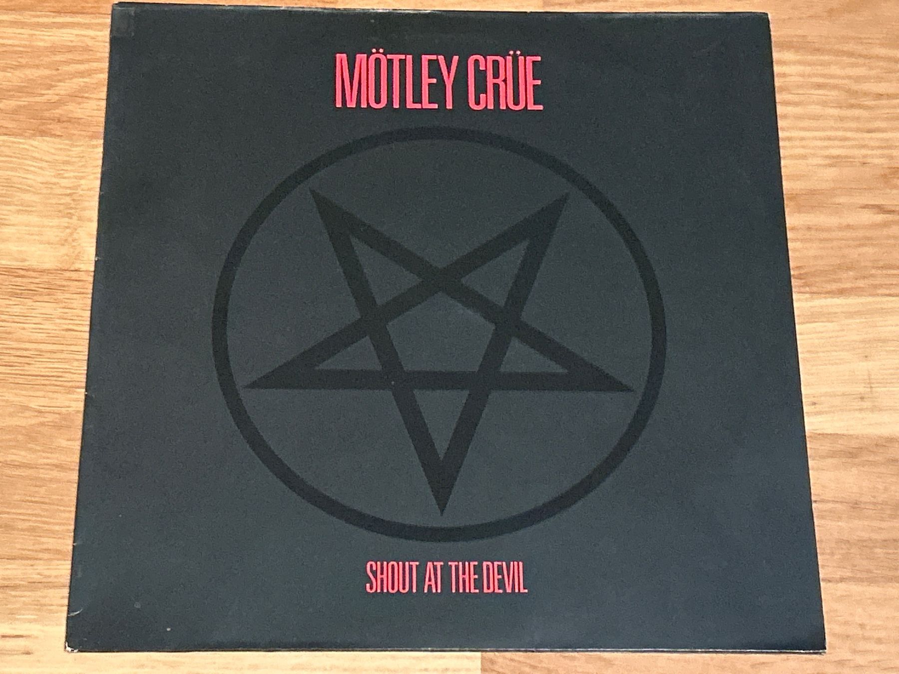 Schallplatten: Mötley Crüe. 1983. Shout At The Devil – Gebraucht aus Faulensee von Mizuno06