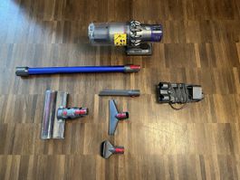 Dyson V10 Absolute Akku-Staubsauger in gutem Zustand!!