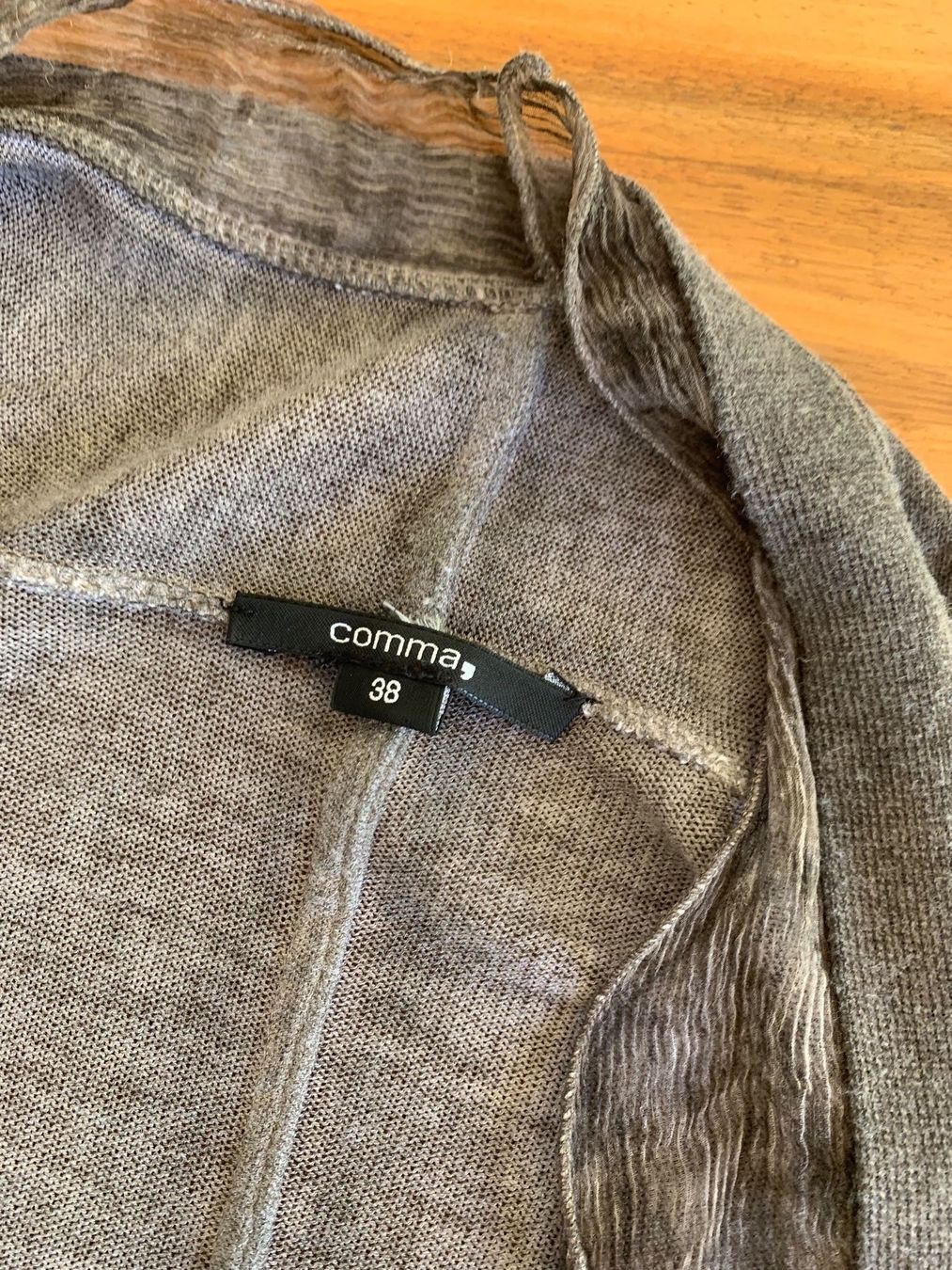 Comma Jacken: Commas Feinstrick Jacke, Grösse 38, mit Seide Top Zustand – Gebraucht aus Meiringen von tonicandgin 1