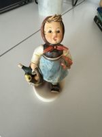 Hummelfigur Göbel Porzellan-Figur 382 Krankenbesuch