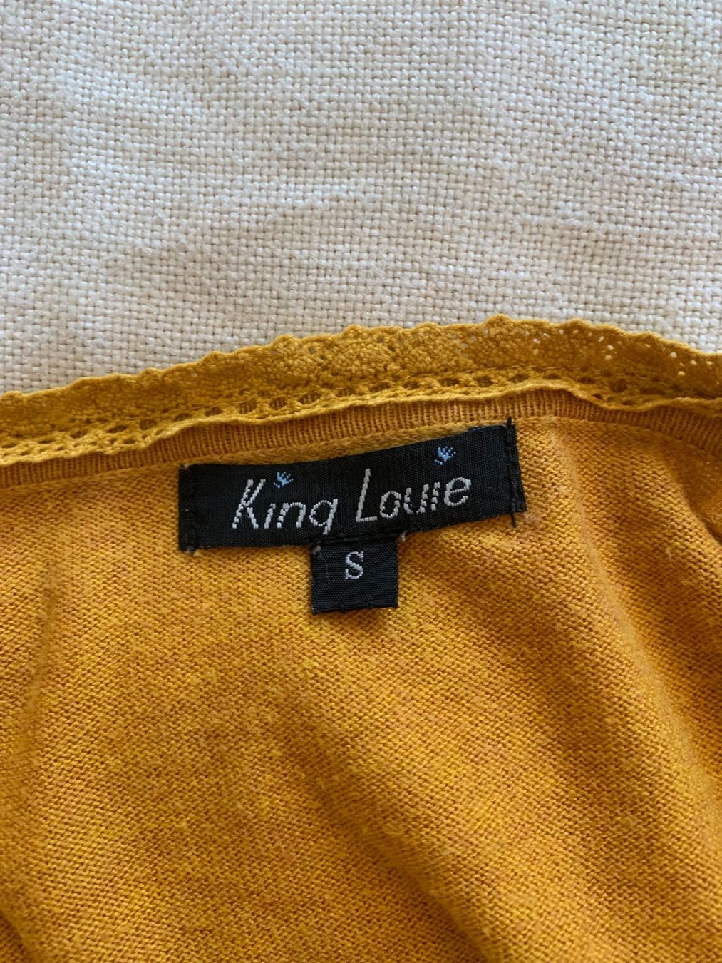 King Louie Giacche: King Louie Strickjacke/ Jäckchen Gr. S curry – Usato da Thun venduto da Crown7 3