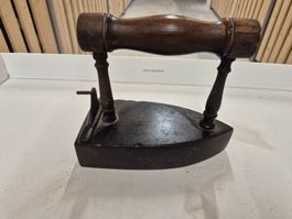 Antikes Bügeleisen aus Gusseisen mit Holzgriff, Deko