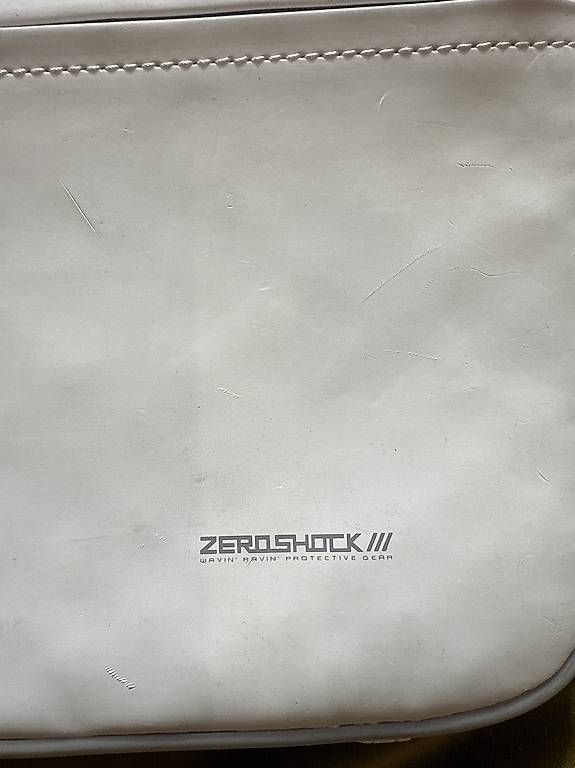 Covers & Borse: Laptop Schutzhülle 15" Zeroshock – Usato da Flawil venduto da PWMU 1