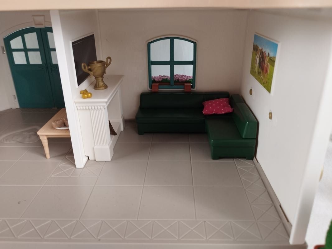 Schleich Giocattoli: SCHLEICH 42416 Wohnhaus mit Pferdehof – Usato da Schübelbach venduto da Restwert_Schubelbach 8