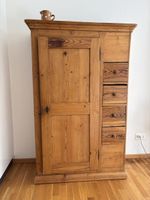 Antiker Bauernschrank aus Holz mit Schubladen gebraucht
