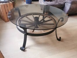 Rustikaler Salontisch mit Glasplatte & Wagenrad - UNIKAT