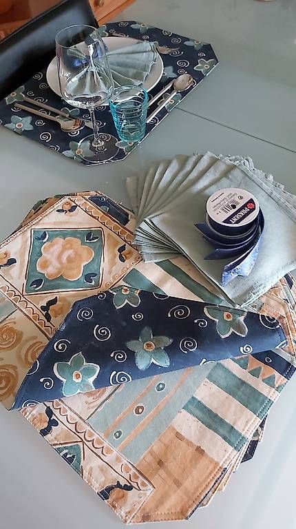 Set di tavolo e panche: Edle Tischsets + Servietten, pro Set – Usato da Uetendorf venduto da Ladouce 2