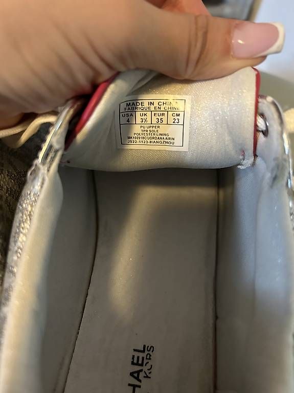 Chaussures filles: Baskets MK t. 35 – D'occasion à Curtilles par cat_vs66 3