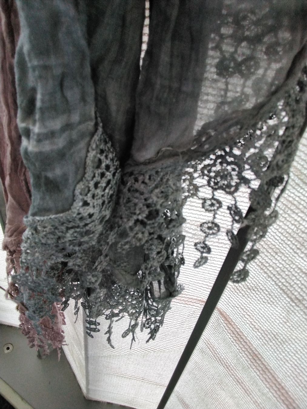 Foulard & Sciarpe: 2 LEICHTE SCHALS GRAU UND LILA – Usato da Biel/Bienne venduto da dasi3 3