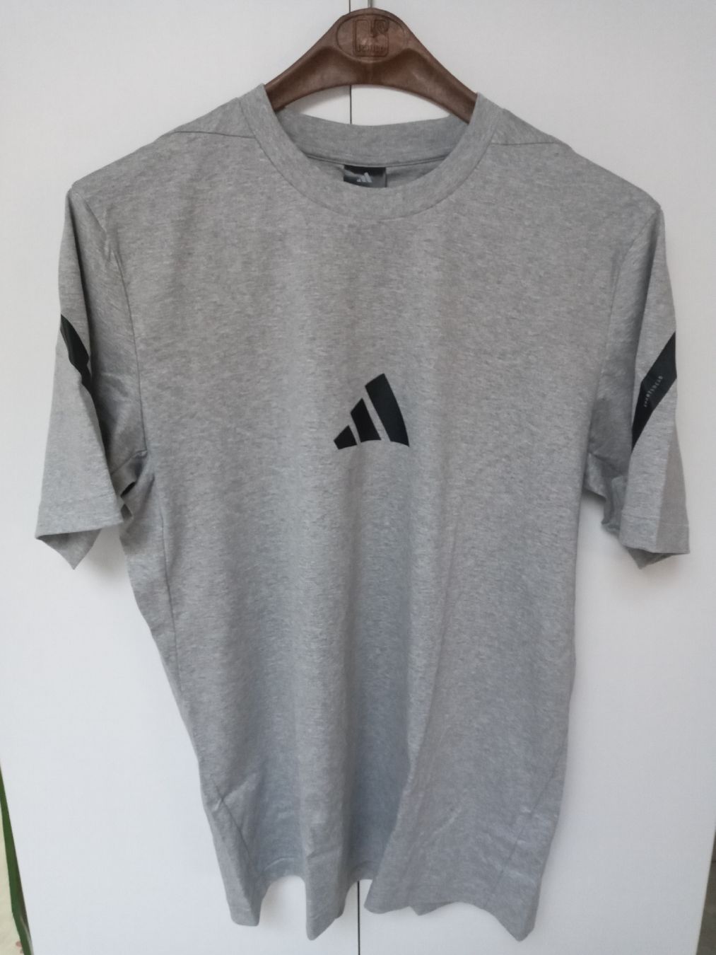 Adidas T-Shirts: T-shirt Adidas original, gr. L – Neu und originalverpackt aus Düdingen von gum_g8cr