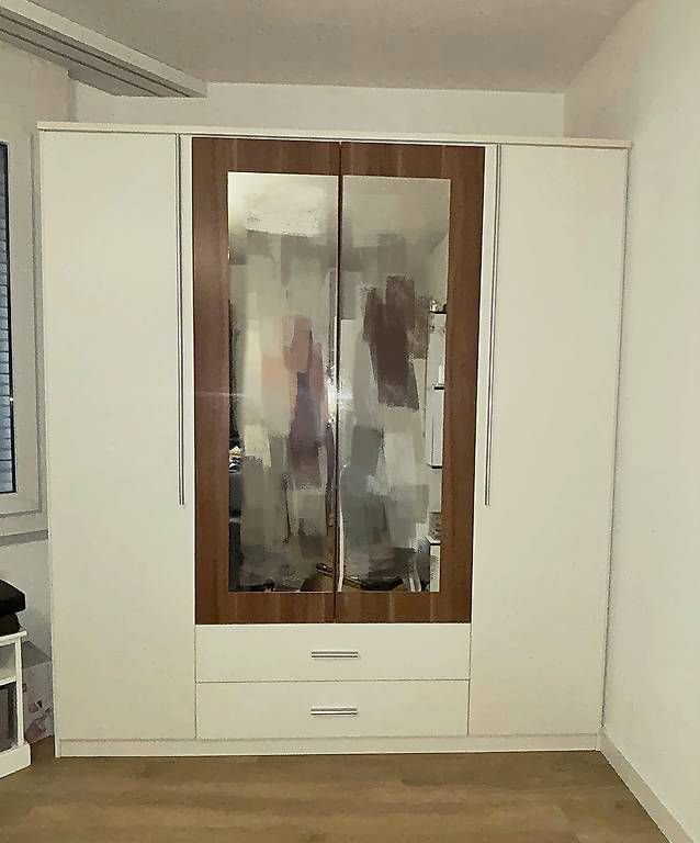 Armadi: Kleiderschrank mit Spiegel weiss/nussbaum – Usato da Derendingen venduto da Natiii12