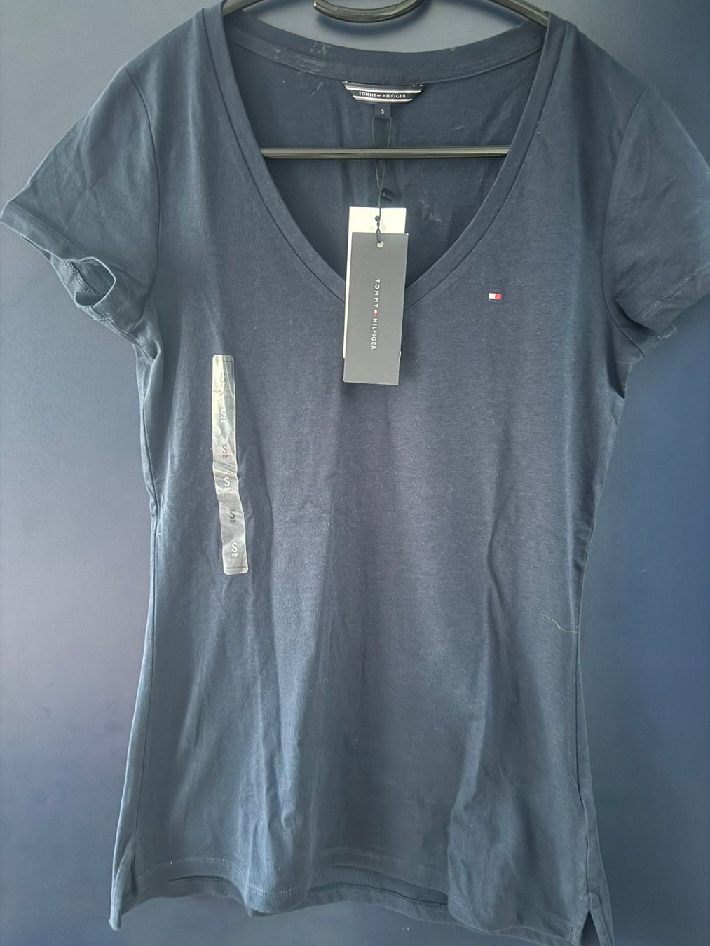 Tommy Hilfiger T-Shirts: Damen T-shirt Tommy Hilfiger – Neu und originalverpackt aus Lupfig von Pluribus