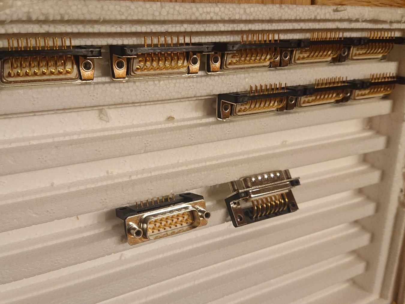 Componenti elettronici: 10x D-Sub-Stecker 15-pol. 90° UNC4-40 – Nuovo (secondo la descrizione) da Grenchen venduto da Zombiepolizist