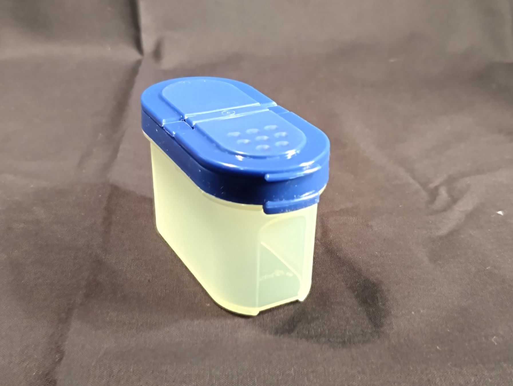 Tupperware Contenitori & Simili: Tupperware Behälter mit 2 verschiedenen Oeffnungen – Usato da Bellach venduto da JingleCherry 2