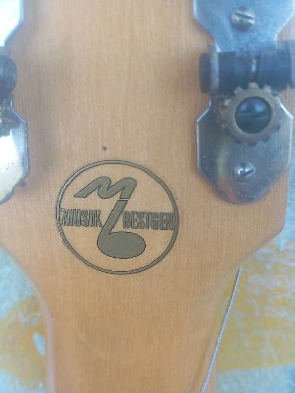 Vintage Strumenti musicali: Vintage accoustic guitalele – Usato da Basel venduto da Petergunn 1