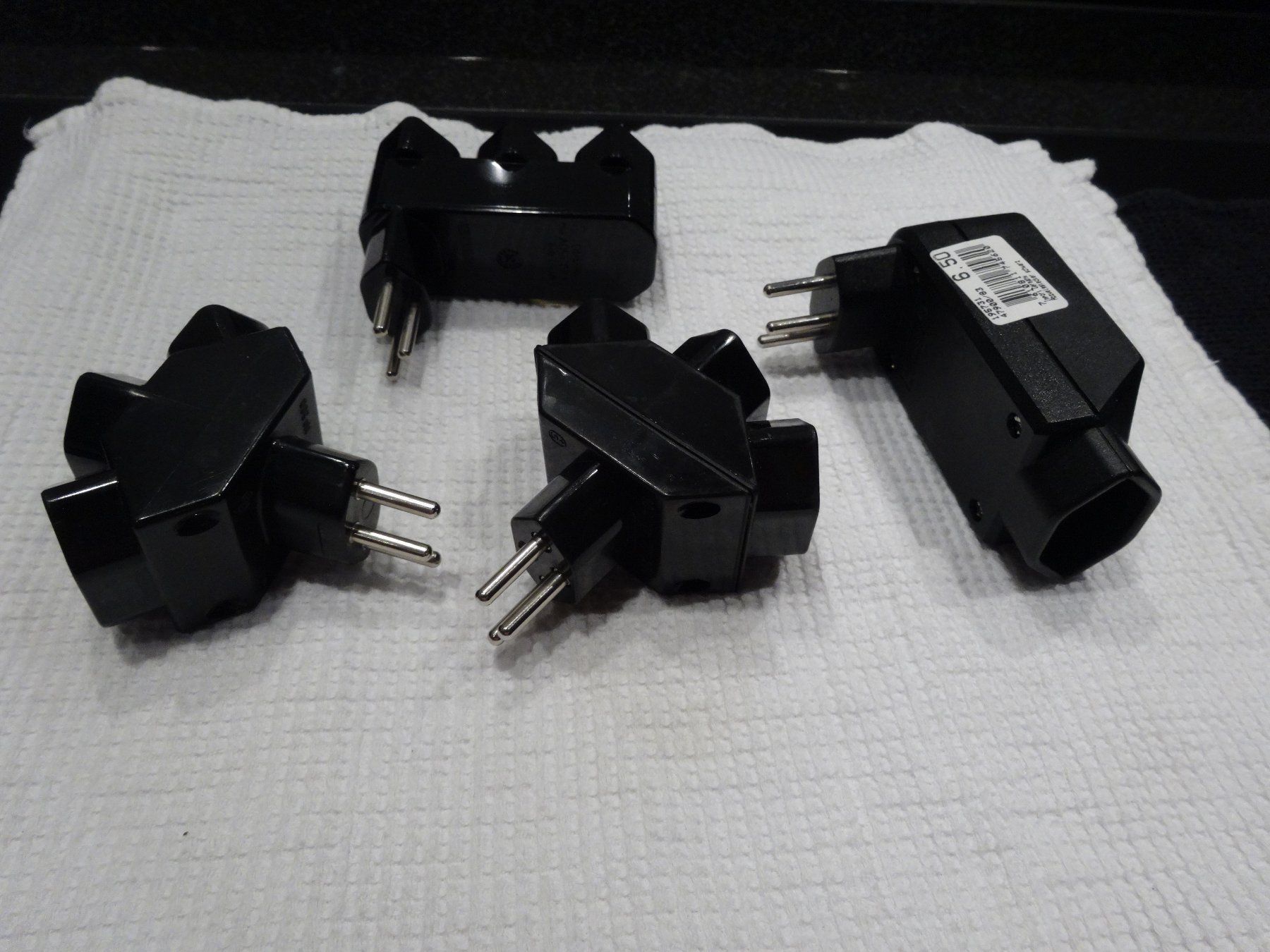 Alimentazione elettrica: 4 Allzweckstecker Schwarz – Usato da Neerach venduto da jenny062 1