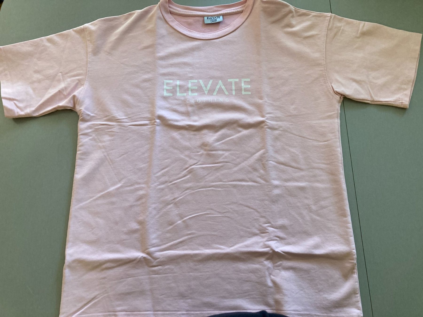 T-shirt: Elevate T-Shirt rosa – Usato da Obfelden venduto da miau68