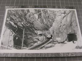 Schöllenenschlucht mit Zug