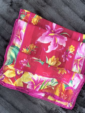 Écharpe en soie Oscar de la Renta Vintage Motif Florale