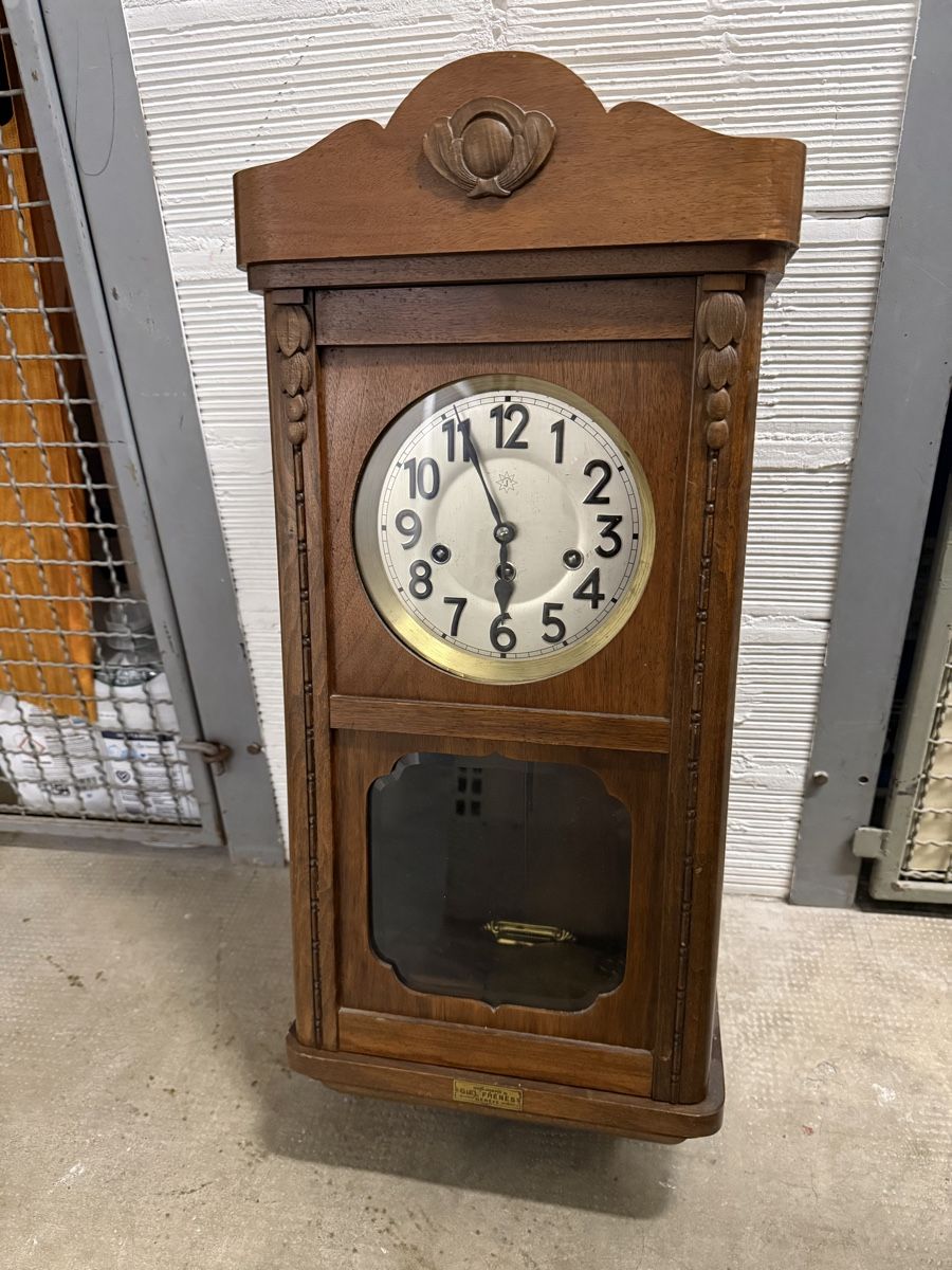 Orologi da terra & Orologi da parete: Pendule murale en bois chêne mécanisme non vérifié – Usato da Petit-Lancy venduto da mgl_yw5s