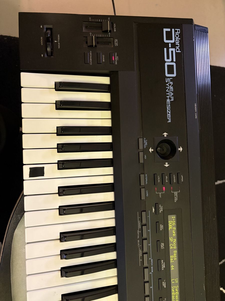 Roland Strumenti musicali: Clavier Roland D-50, synthétiseur – Usato da Porrentruy venduto da qwentoz 7