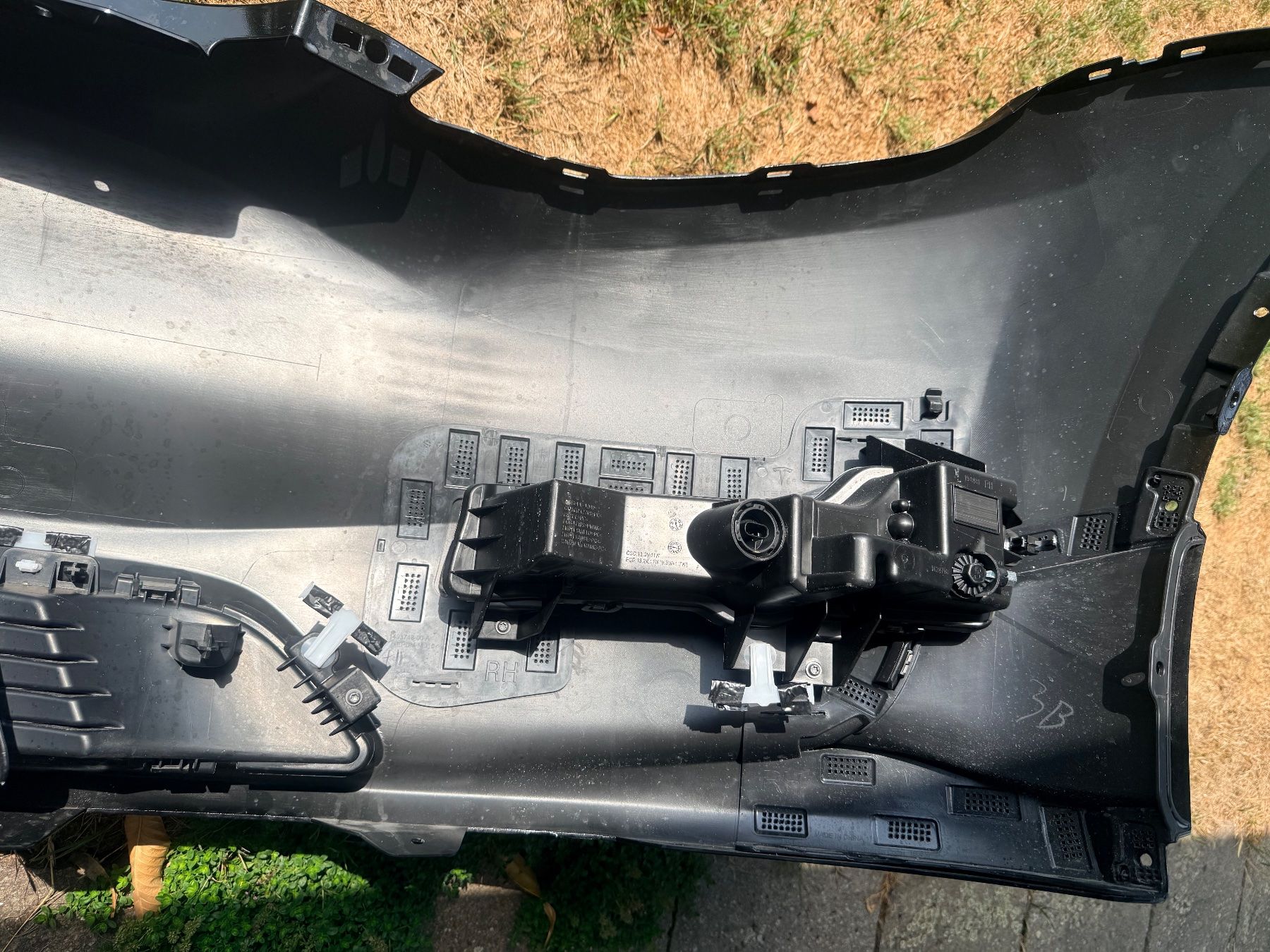 Tesla Tutti pezzi di ricambio auto: Tesla Model Y Performance Frontspoiler - wie neu! – Usato da Kölliken venduto da Flue68 4