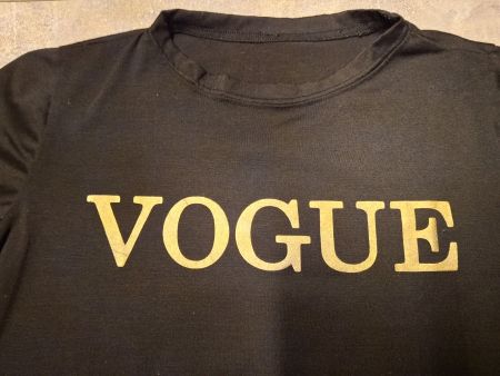 T-shirt noir inscription Vogue taille S