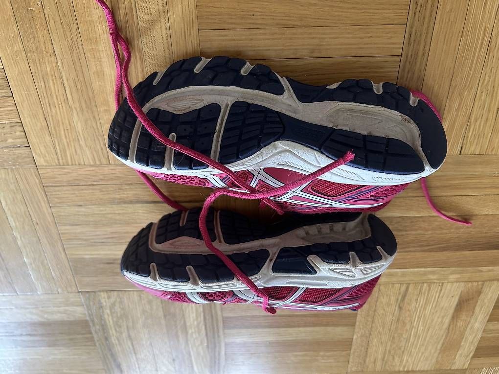 Chaussures filles: Baskets ASICS taille 34,5 – D'occasion à Morges par flo_68sd 1