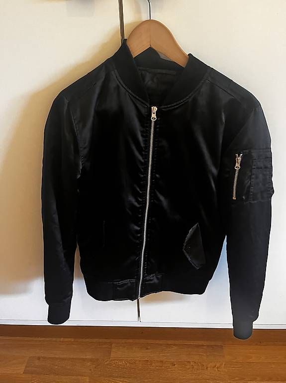 Urban Outfitters Jacken: Bomberjacke Urban Classic – Gebraucht aus Davos Platz von schneman02