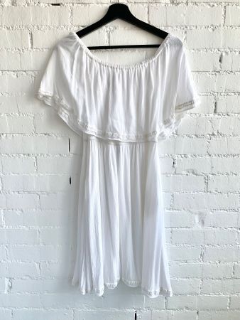 Weisses Kleid mit Carmenkragen